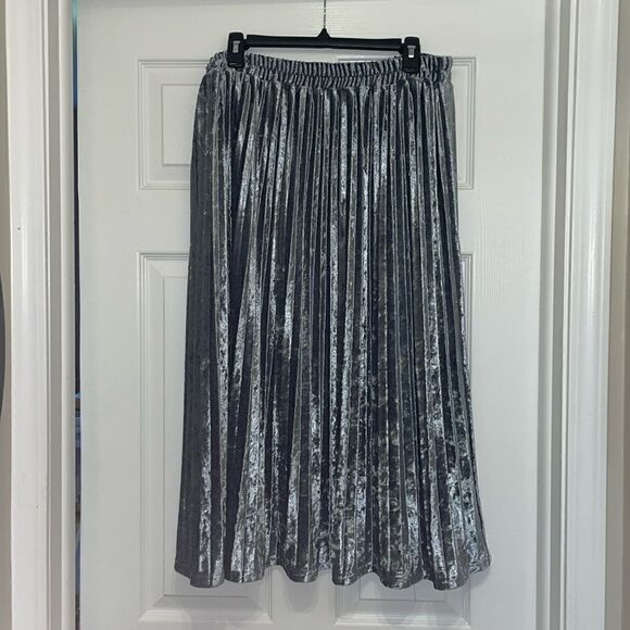 Modcloth Dresses & Skirts - ModCloth Silver Crushed Velvet Pleated Midi Skirt